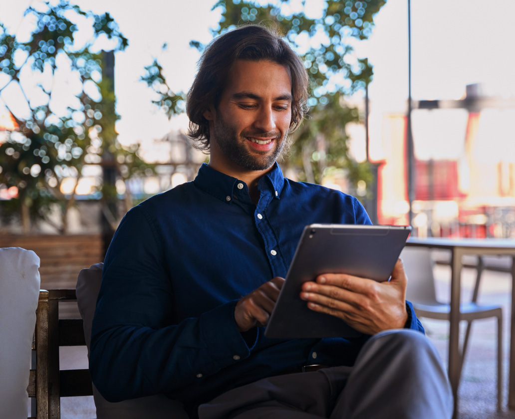 Customer using Mondu on a tablet